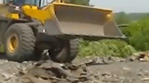 Фронтальный погрузчик делает планировку