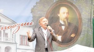 Поет Юрий Чернов