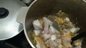 Гороховое пюре с свиными ребрышками в казане