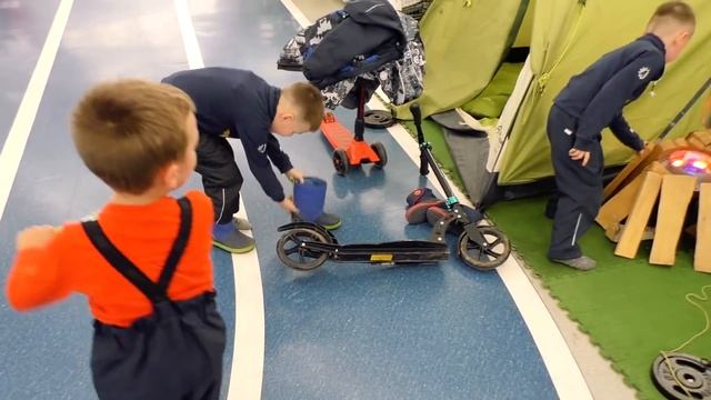 ПАПА ПОТРАТИЛ ВСЕ ДЕНЬГИ! / КУПИЛИ Мяч ВЕЛОСИПЕД Ролики САМОКАТ / ЛАЙФХАК для детей! смотреть онлайн