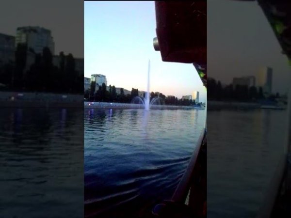 На теплоходе музыка играла