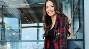 Праздничные позы Демет Оздемир очаровали ее поклонников!