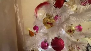 Как украсить белую ёлку