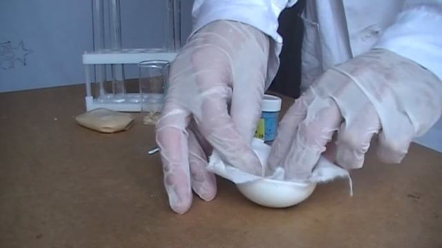 Эксперимент №12. Что не смоешь мылом (2C17H35COONa + CuSO4 = (C17H35COO)2Cu↓ + Na2SO4) смотреть онлайн