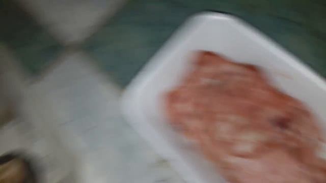 КОТА НА РАБОТЕ КОРМИМ КОЛБАСОЙ. смотреть онлайн