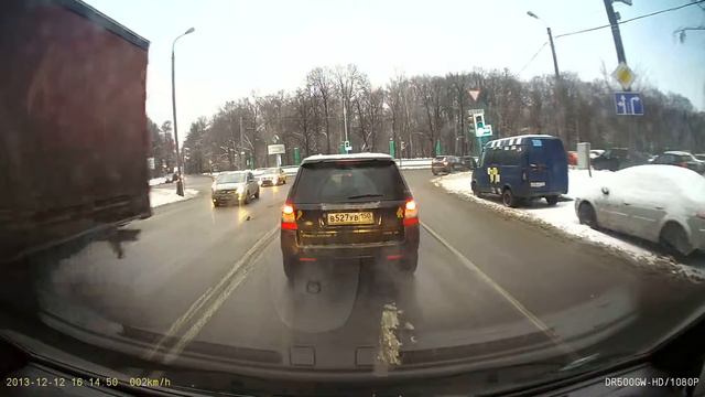 Москва  Беглая Лошадь на дороге