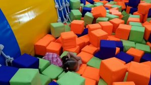 Играем в детской комнате Видео для детей