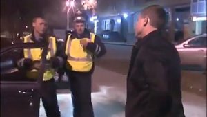 парень умеет разговаривать по пачке сигарет.mp4