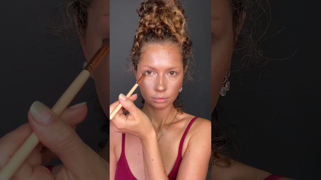 Трендовый макияж. Кудри . Красная помада