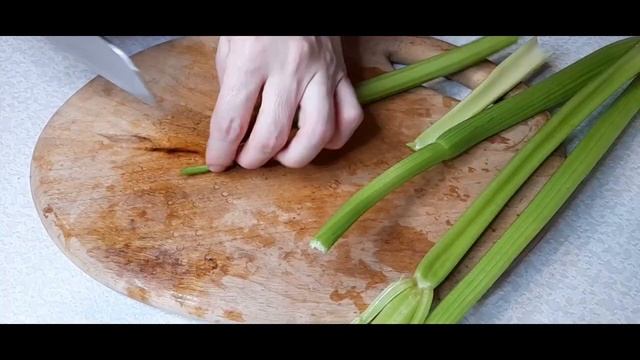 Весенний салат с редиской и сельдереем