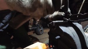 Залипли колодки на Polo Sedan. Сорвало накладку с колодок | Заклинило колесо?! Что делать?