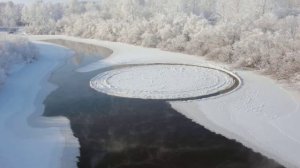 Необычное явление - вращающаяся льдина на реке Омь в Куйбышеве Новосибирской области.