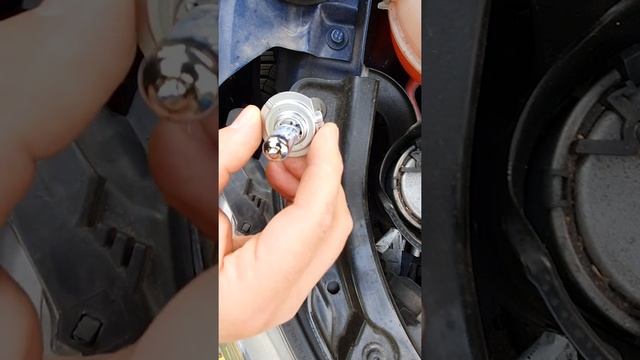 How to replace a low beam headlight bulb on SKODA RAPID 2014 смотреть онлайн