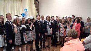 Родители и классный руководитель рыдают на  "Последнем звонке"