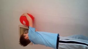 Как прикрепить воздушный шарик к обоям без верёвки?