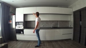 Кухонный гарнитур с глубокими верхними антресолями