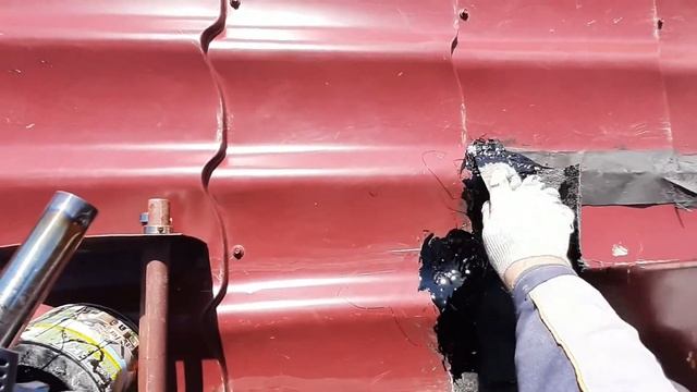 Ремонт крыши из металлочерепицы. Устраняю течь битумной мастикой
