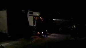 Французская полиция усмиряет пьяного водителя грузовика / French police subdue a drunk truck driver