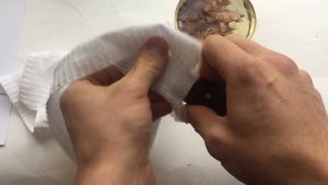 Открываем консервы ножом, потом режем бумагу. Elmax, www.pnclinok.ru. Павловские ножи