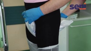 [RU] 07 Seni - Надевание анатомического подгузника на человека, находящегося в положении стоя