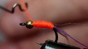 Мушка с латунной бусиной и органзой.