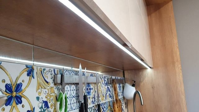 Современная кухня с белыми акриловыми фасадами. Дизайн и интерьер.