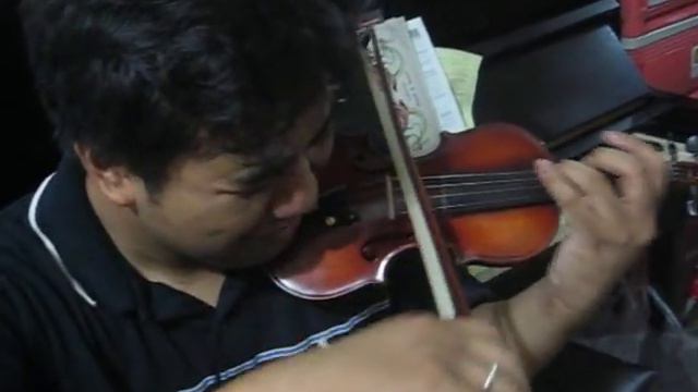 my friend trying out my son's tiny 1/8 violin смотреть онлайн