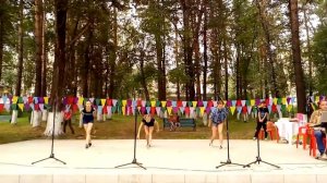 Брейк-данс два пацана танцуют брейк!!!