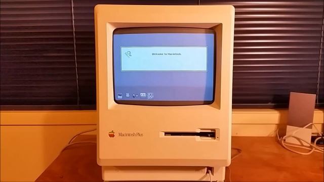 The Apple Macintosh Plus: As seen in Tezza's classic computer collection смотреть онлайн