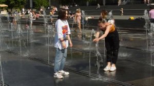 Девушки, фонтан и брызги ! / Girls, fountain and splash !