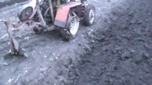 Пашем огород на самодельном минитракторе, после ремонта двигателя(УМЗ-341)