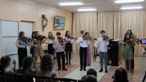 Концерт. Дети играют на скрипках. Окончание музыкальной школы