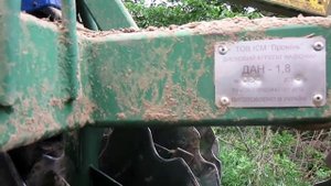 Трактор МТЗ82А и дисковый плуг ПРОМІНЬ"