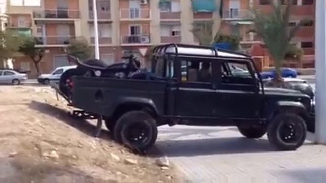 Land Rover Defender 130 / Honda CB 250 / Suzuki Gn 250 (Wheels Garage) смотреть онлайн