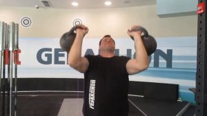 Алексей Ловчев разминается сорокетами... Alexey Lovchev presses a pair of 40kg kettlebells.