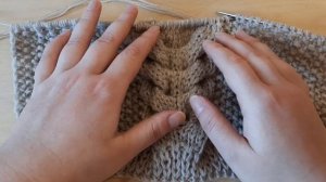 Вяжем косу по вырезу горловины.