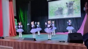 Танец "Цап-царап" исполняют девочки подготовительной группы "Кораблик"