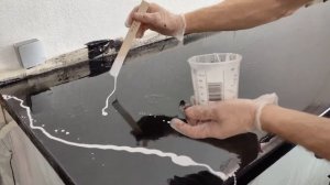 Темная столешница с белыми бликами из эпоксидной смолы.