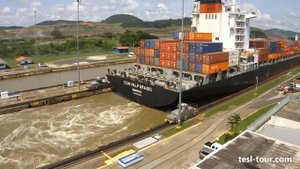 Корабли в стадии прохождения Панамского канала (Ships in stage of passage of Panama Canal)
