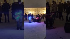 Уличные певцы жгут