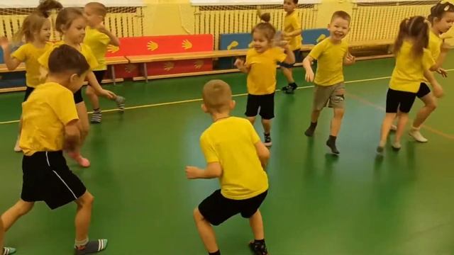 Подвижная игра "Лиса в курятнике"