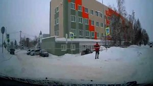 Полицейский из Татарстана отвёз в больницу малышку, к которой из-за снегопада не смогли доехать врач