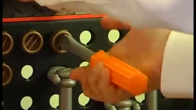 Что связывает онкологический тест, меховые наушники, фруктовый лёд и калькулятор? смотреть онлайн