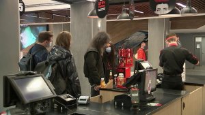 С соблюдением мер предосторожности российские реги...еняют ограничения, введенные из-за коронавируса