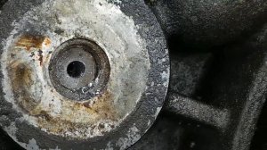 Opel Vectra B сломался болт натяжного ролика поликлинового ремня удаление