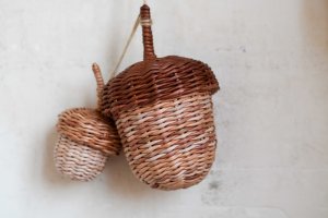 Жёлудь из газетных трубочек