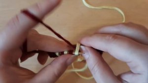 Простой, но красивый двухцветный узор спицами.