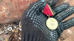 Нашёл Медаль Ветерана в Мусоре это ШОК