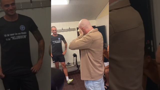 Игроки побрились налысо чтобы поддержать борющегося с раком капитана команды