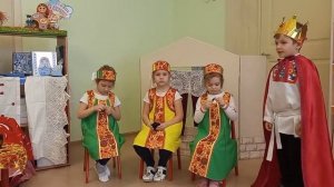 Три девицы под окном...